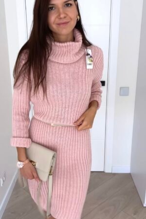 Megzta suknelė aukštu kaklu