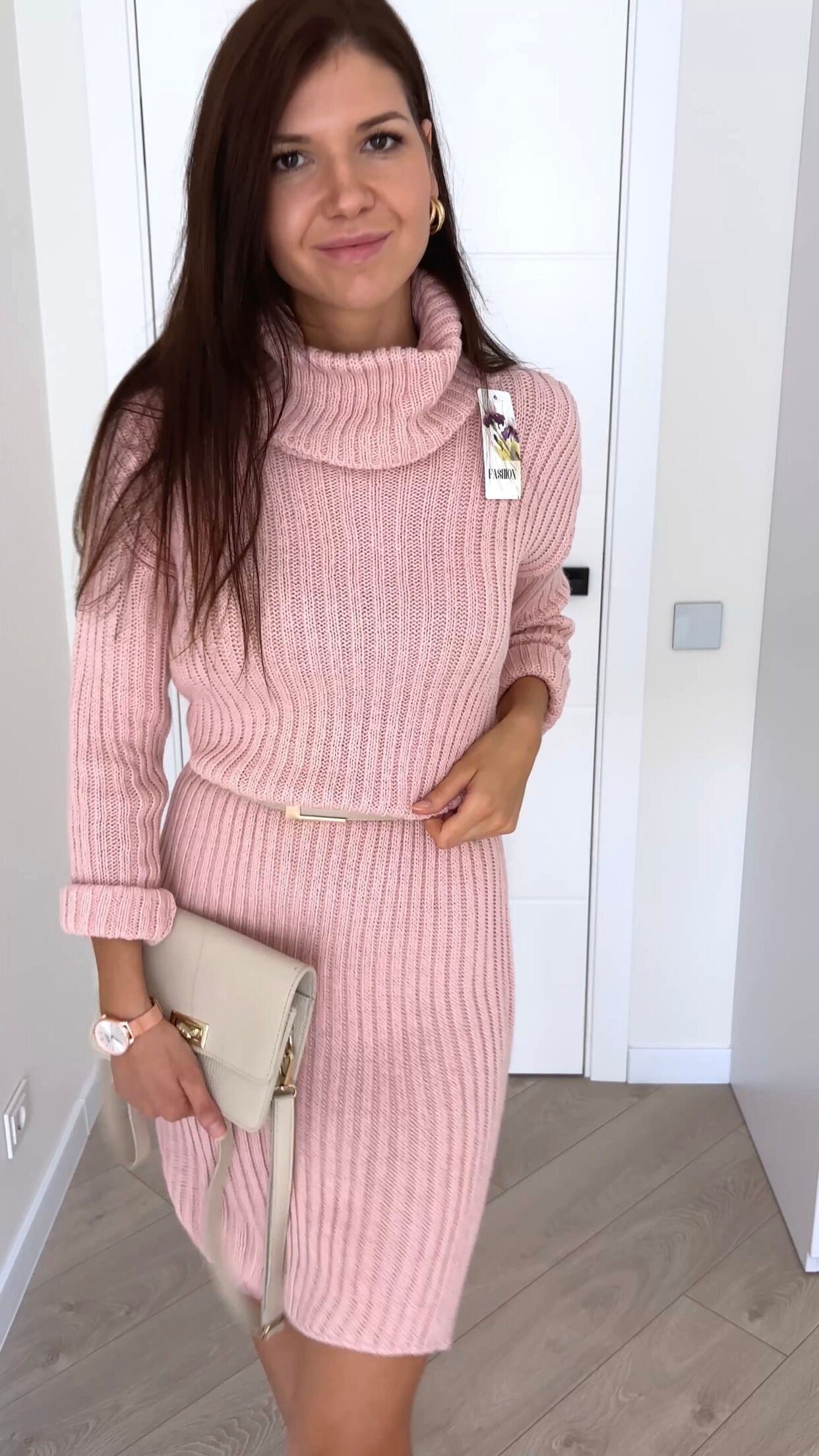 Megzta suknelė aukštu kaklu