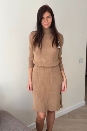 Suknelė aukštu kaklu